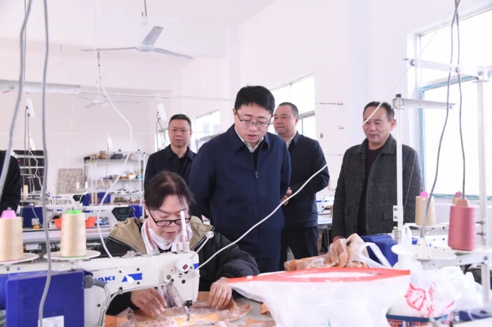 劉世奇赴三塘鎮宣講黨的二十屆四中全會精神并調研市場工作